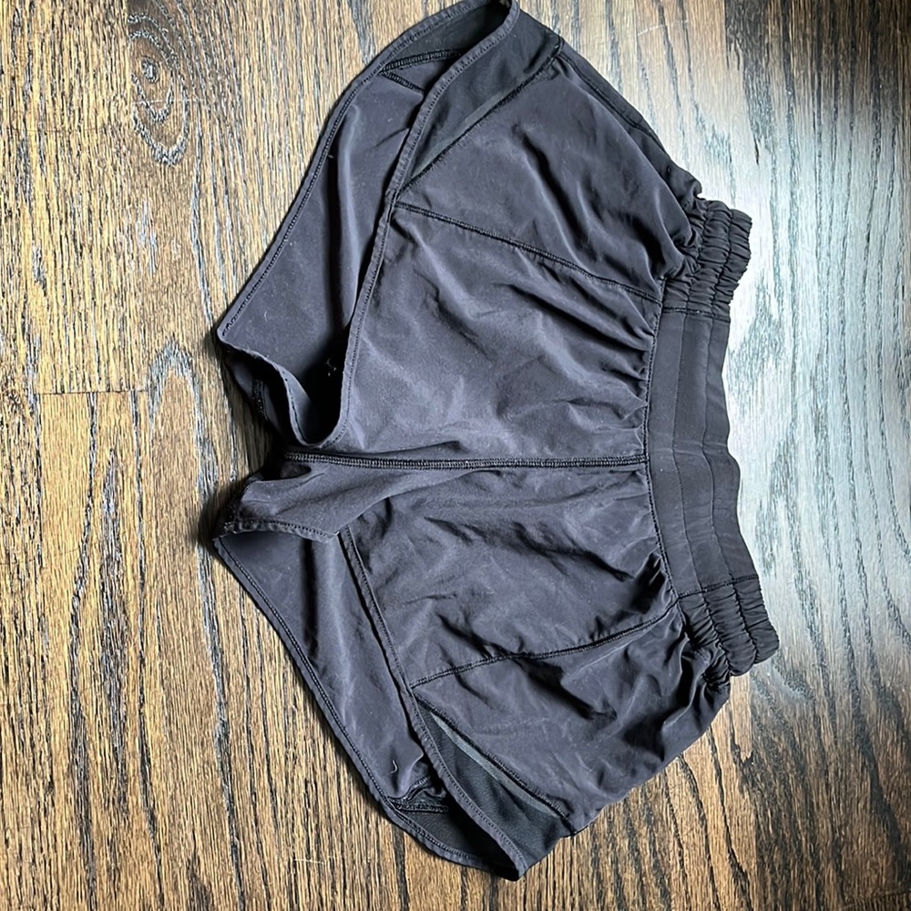 Lululemon black hotty hot shorts 2.5 inch inseam size 6